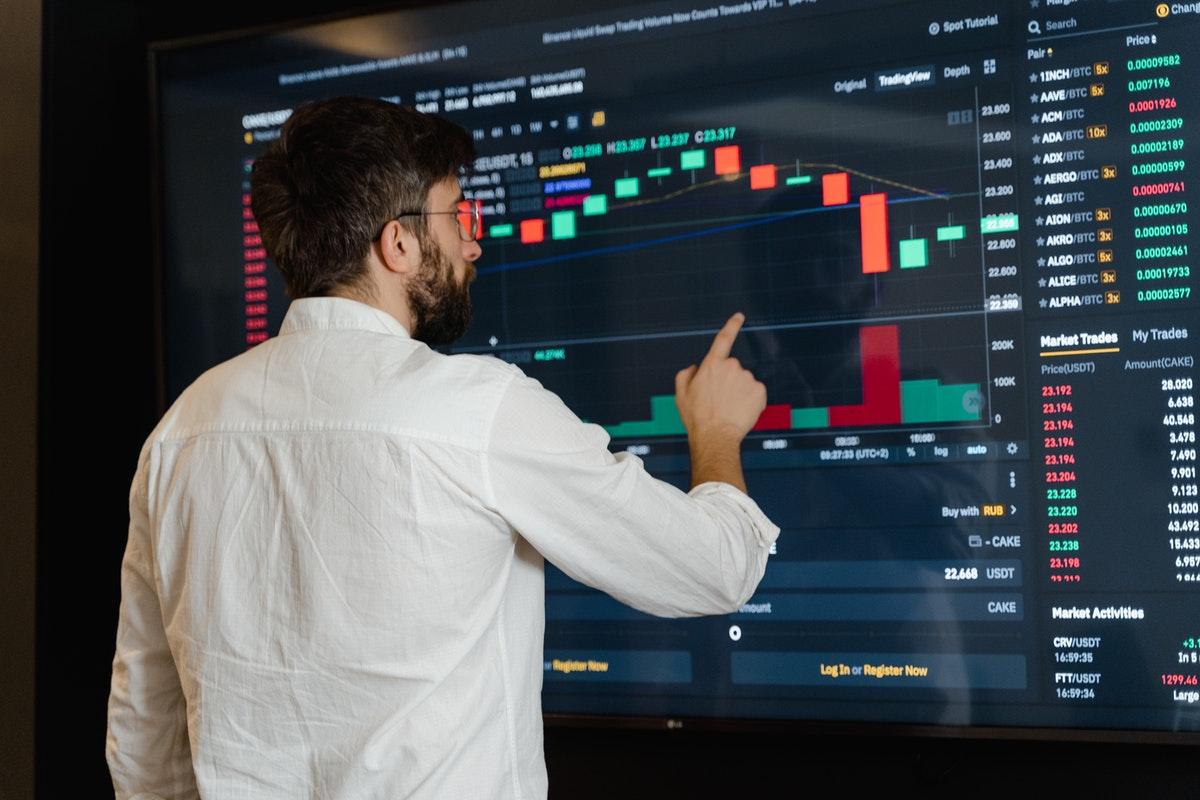difference between the new york stock exchange and nasdaq